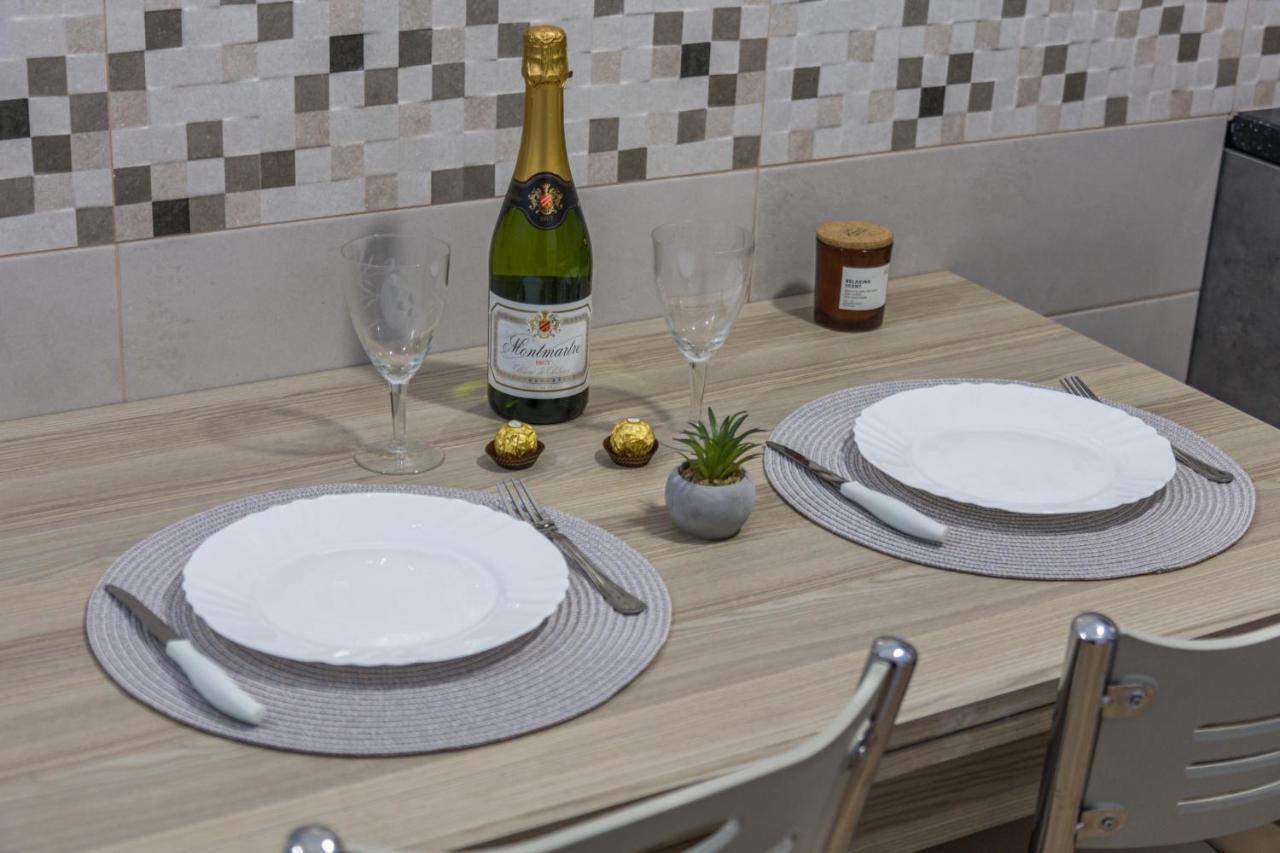 Couples Retreat, Fully Equipped Studio/ Loutraki Beach Apartment Екстериор снимка