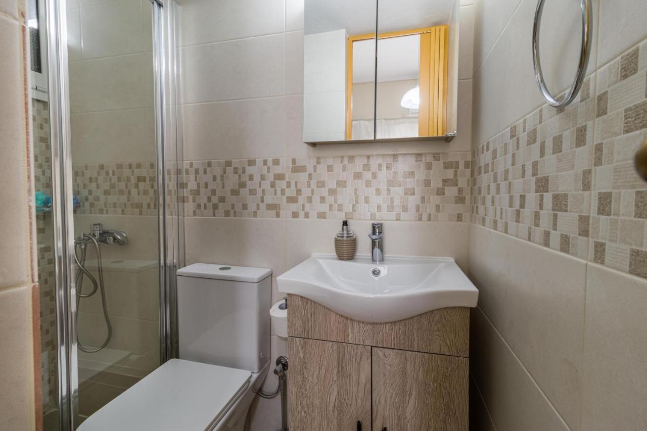 Couples Retreat, Fully Equipped Studio/ Loutraki Beach Apartment Екстериор снимка