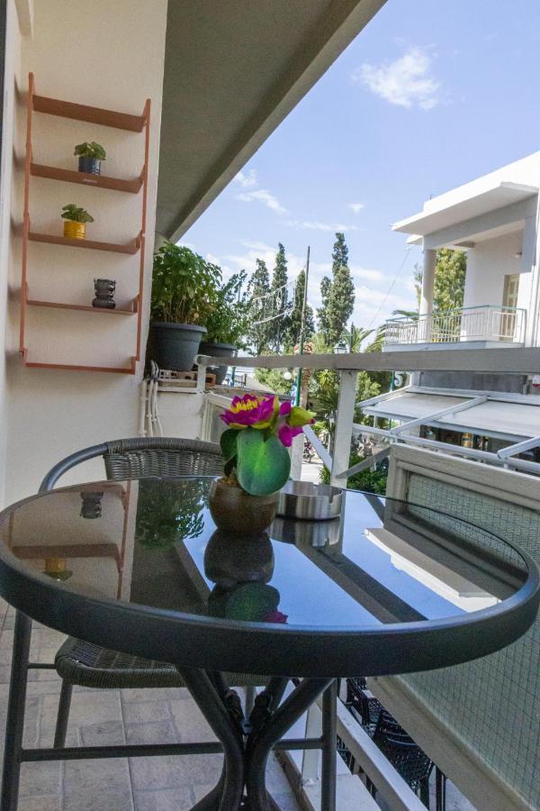Couples Retreat, Fully Equipped Studio/ Loutraki Beach Apartment Екстериор снимка
